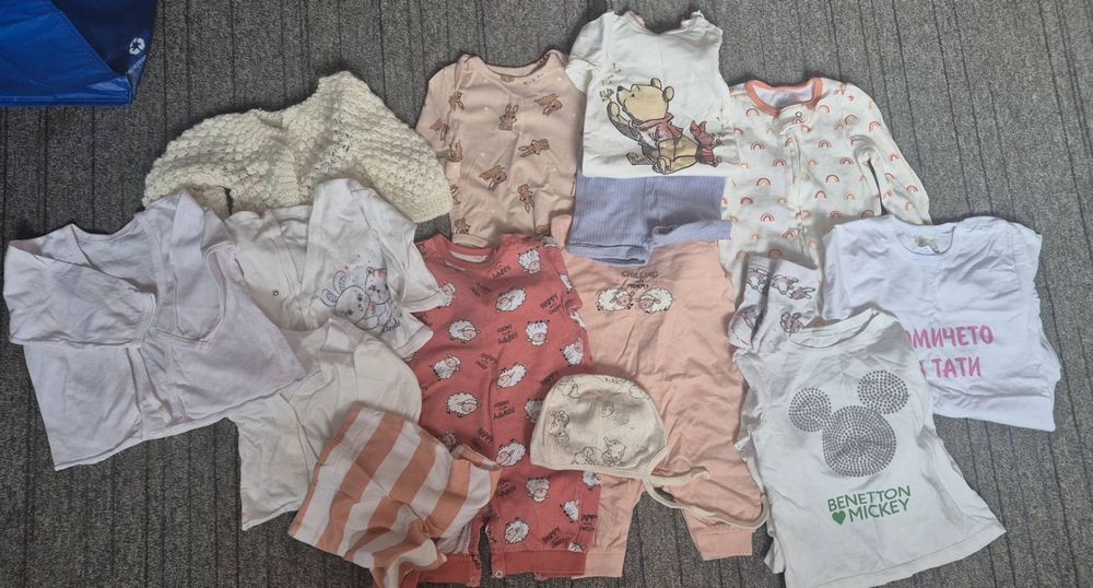 Бебешки дрешки и играчки за момиче