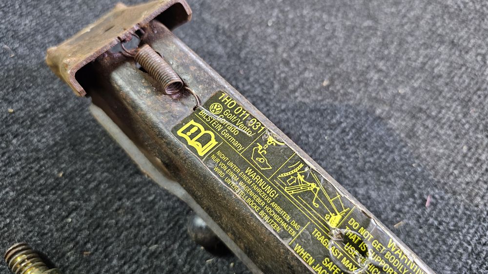 Trusa cric + cheie originala Volkswagen Golf 3 / Vento  / Passat B4

S