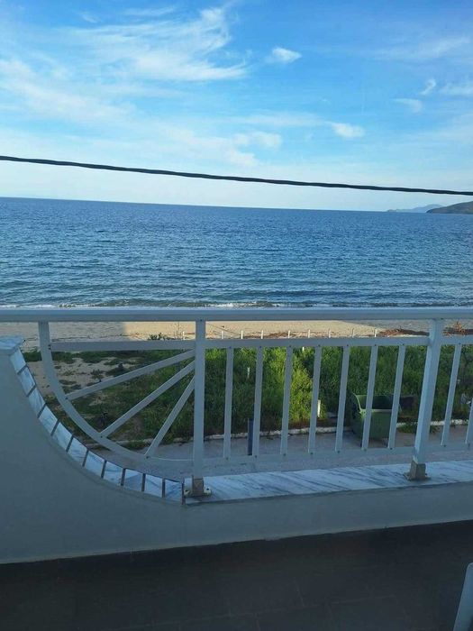 Студия с магазин за бизнес на първа линия  в Паралия Врасна, Гърция