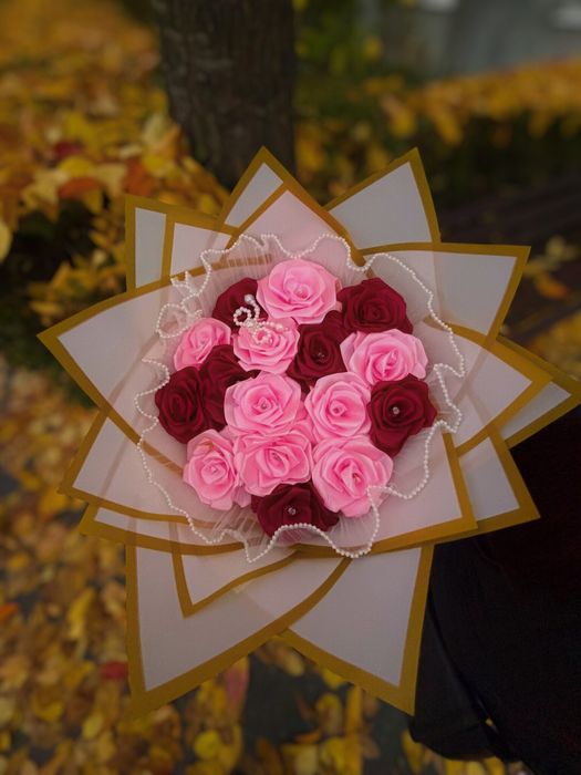 Realizez buchete de trandafiri din satin!