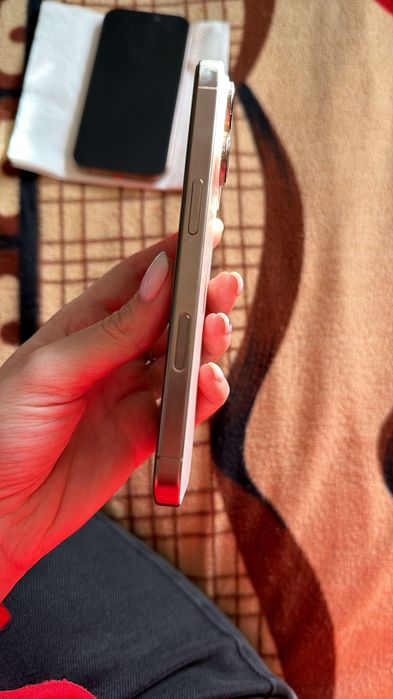 Vând 2 IPhone 16 pro , unul având bateria 95% iar celălat 90%