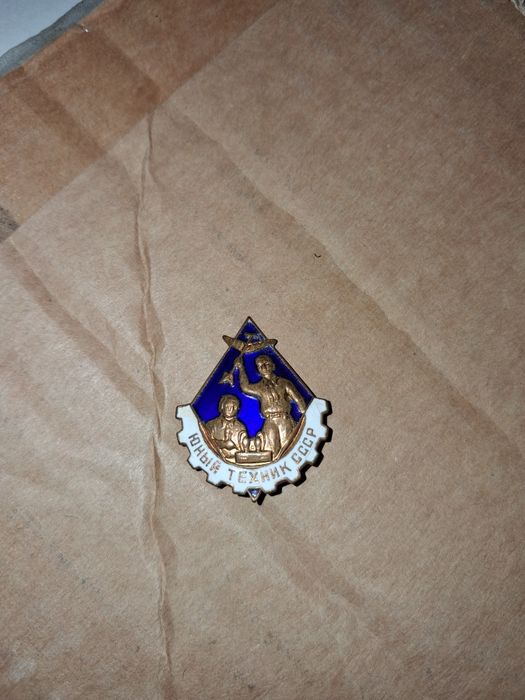 Продам знаки и медаль