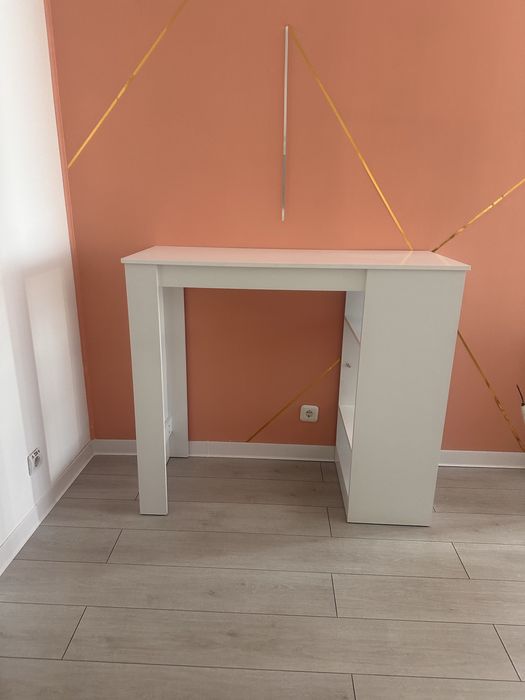 Masa bar alba cu rafturi