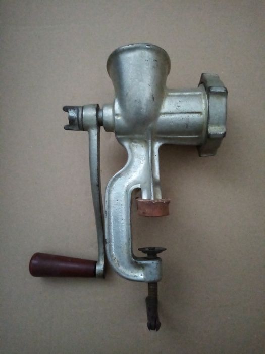 Masina pentru tocat carne, manuala NR. 8. Accesorii: Sita / site.