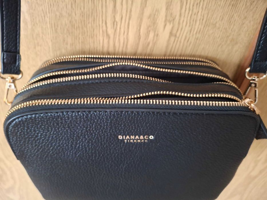 Дамска чанта от еко кожа в черен цвят. Нежен аксесоар за всеки повод.