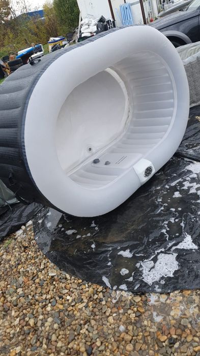 Jacuzzi oval cu bule și încălzire pana la 40 grade ate și capac