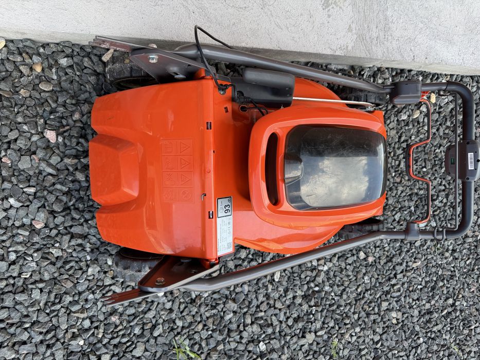 Husqvarna masina de tuns iarba pe acumulatori