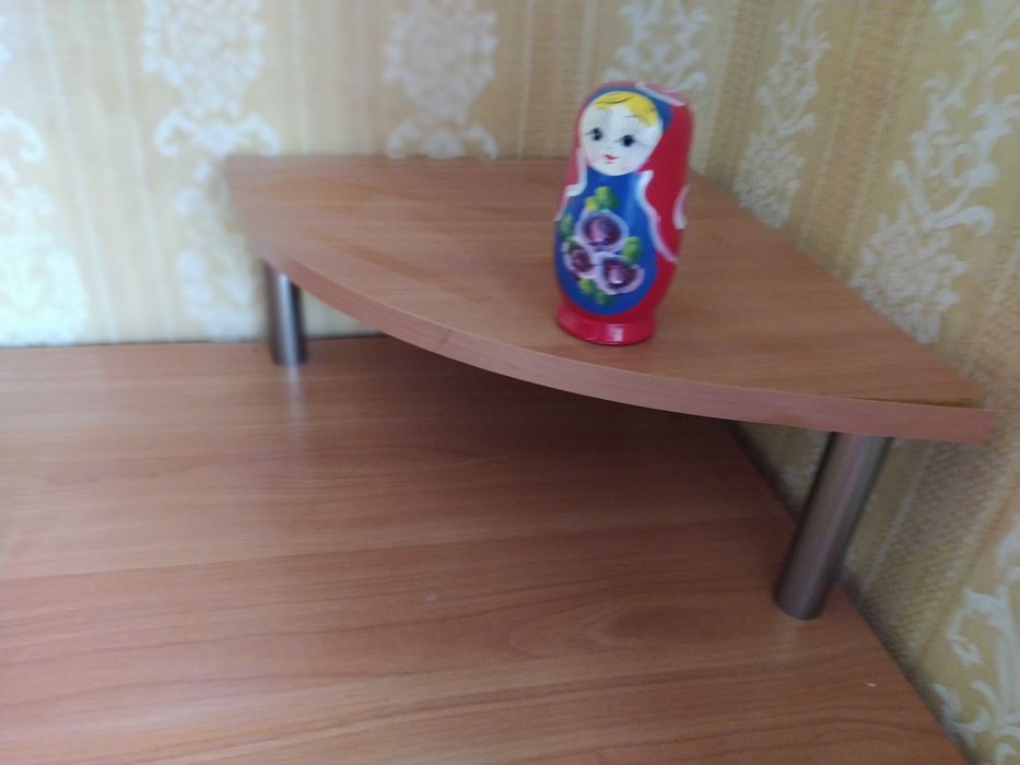 Продавам компютърно бюро