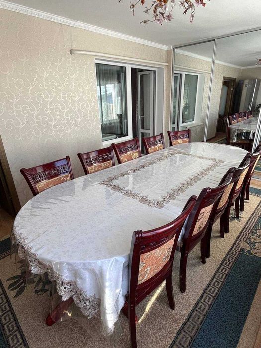 Деревянный стол со стульями