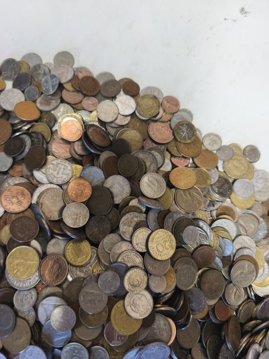 Vând 42 kg de monede din 50 tari. Preț 2050 lei