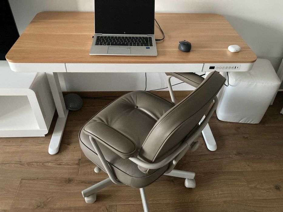 Електрическо регулируемо бюро