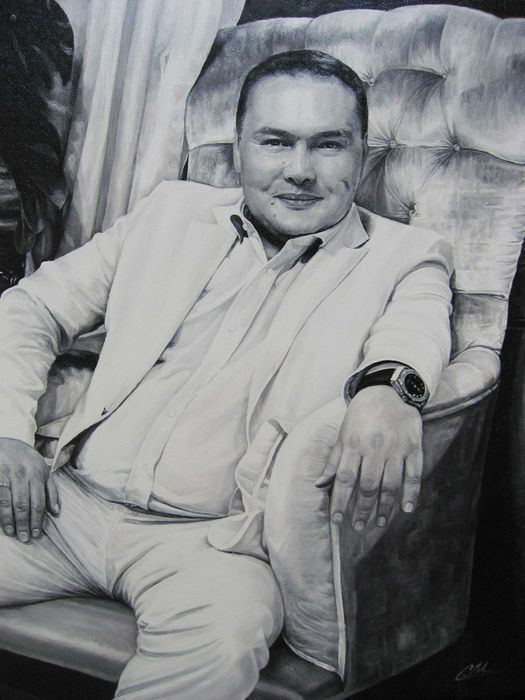 Портреты по фото на заказ углем, цветными карандашами