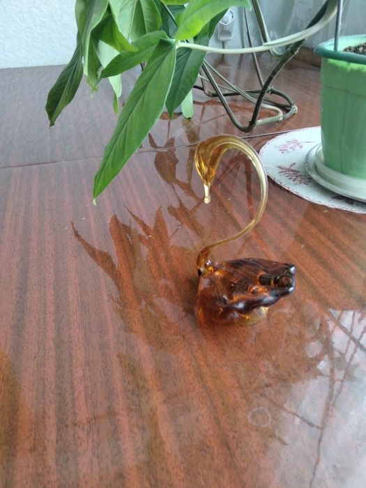 Лебедь из цветного стекла