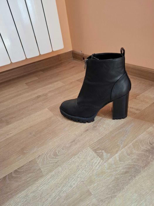 Дамски боти с ток