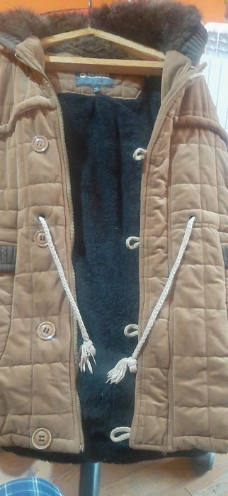 Квртка очень тёплый с меховым капюшоном.куртка утеплённая,