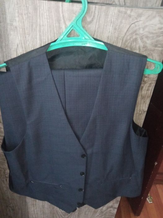 Продам костюм тройка новый