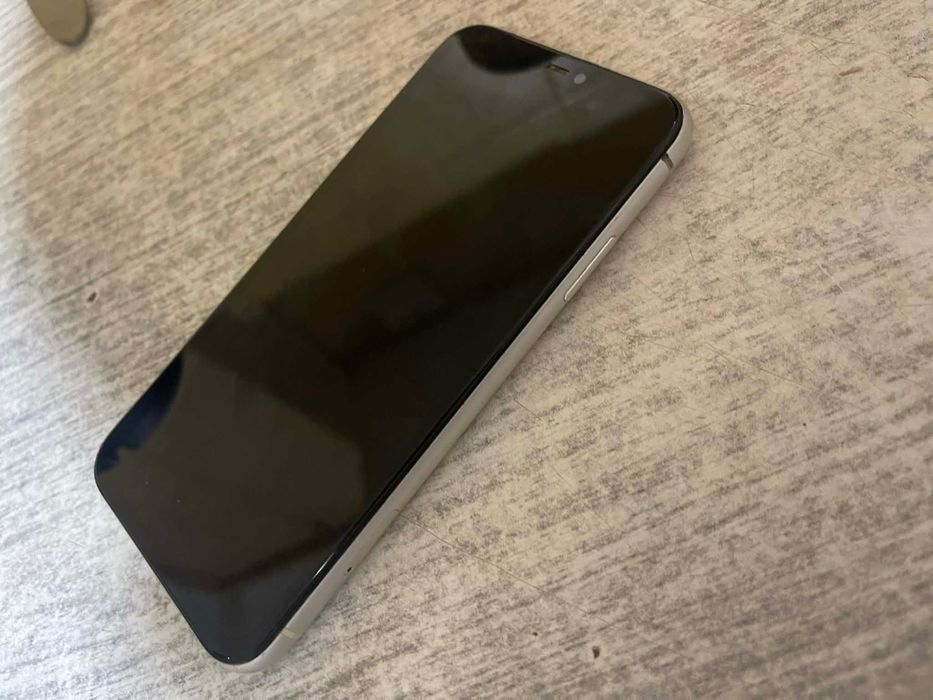 Vând iPhone 11 alb