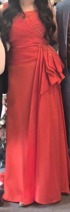 Rochie de seară elegantă, într-o nuanță superbă de corai-roșu