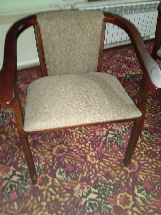 Срочно продается Мебель кухонная (стол и стулья)