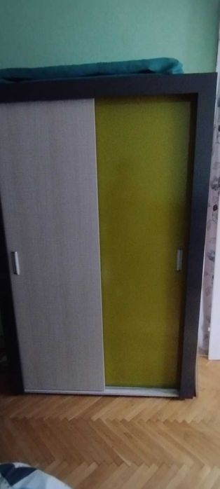 Продавам гардероб и нощно шкафче
