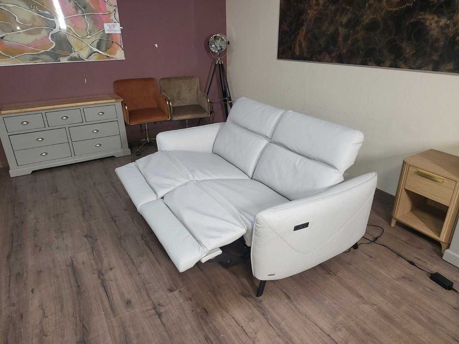 Светло сив кожен диван тройка Natuzzi с електрически релаксиращ механизъм