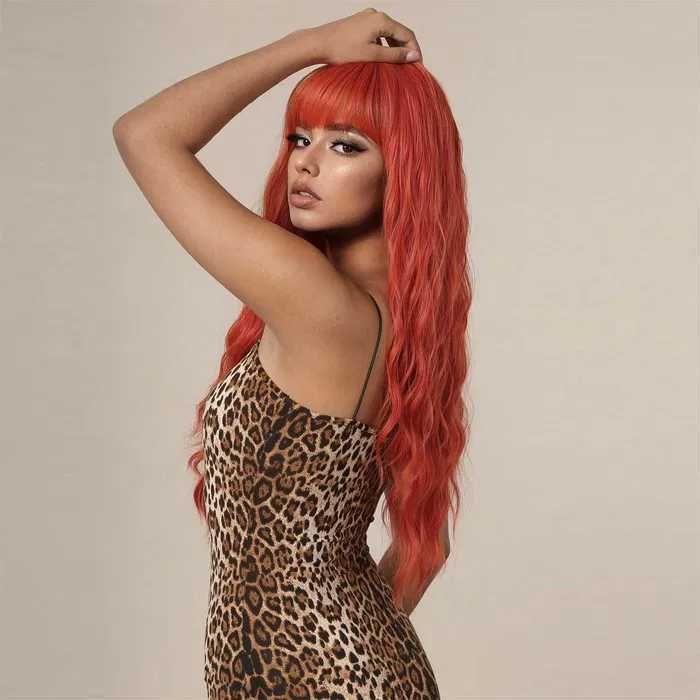 Дълга оранжева перука на вълни с бретон