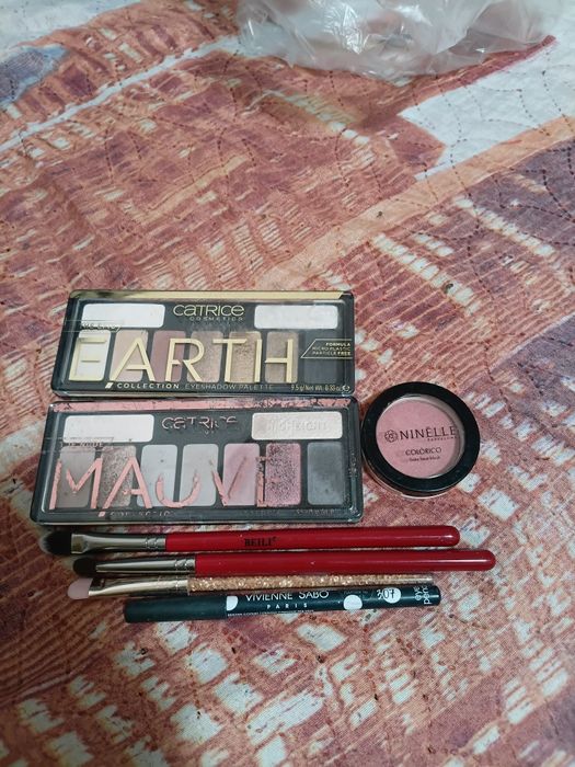 Косметика (тени, кисти, румяна)