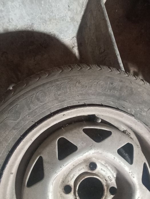 Продавам гуми с джанти 13"