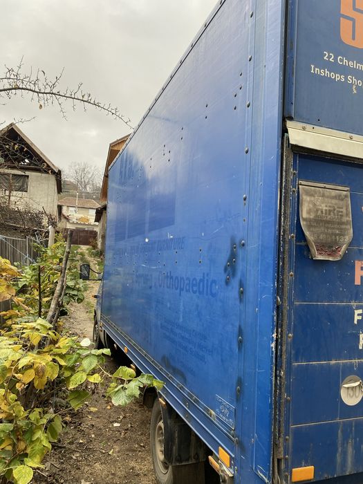 Vand sau schimb camioneta carosata de 3,5T cu lift hidraulic.