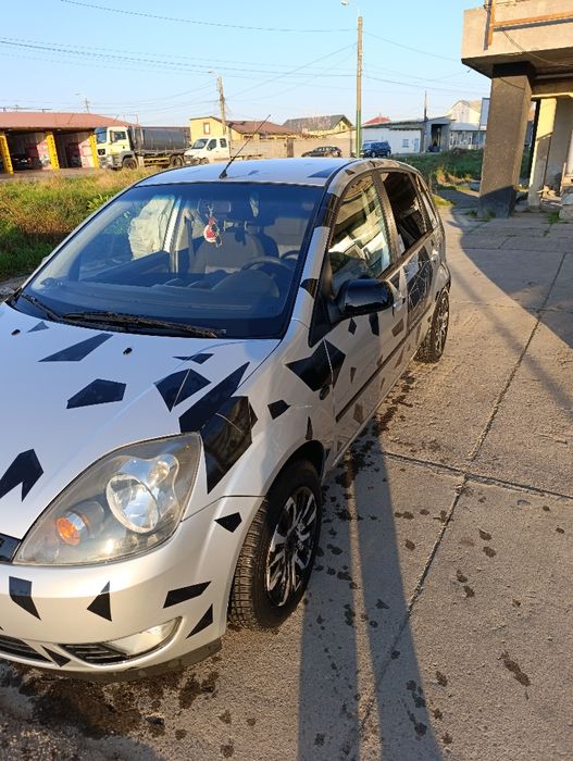 Vând Ford fiesta