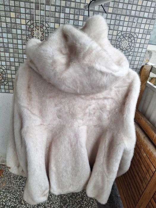 Луксозно дамско палто от мек изкуствен косъм в елегантен светъл цвят