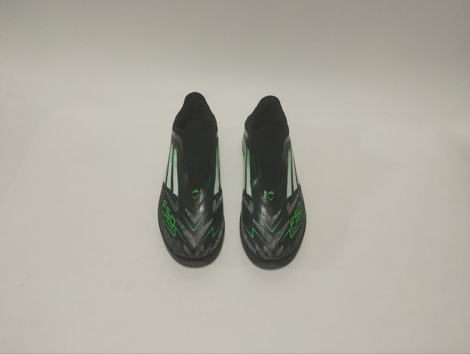 Сороконожки Adidas. В отличном состоянии. Размер 40-40.5