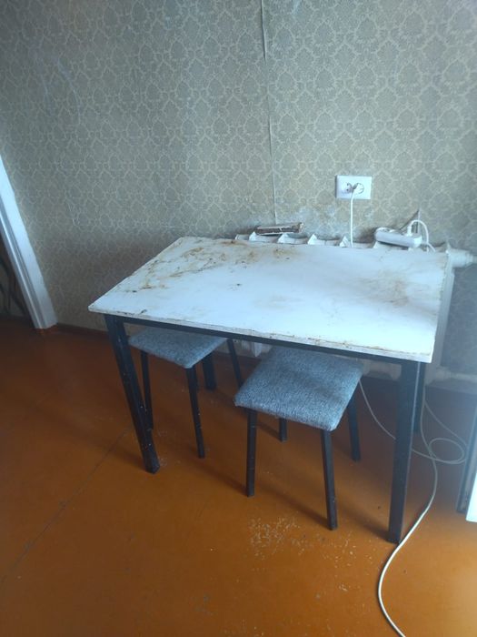 Кухонный стол черно-белый