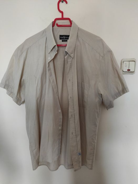 Cămăși de diferite mărimi și modele diferite