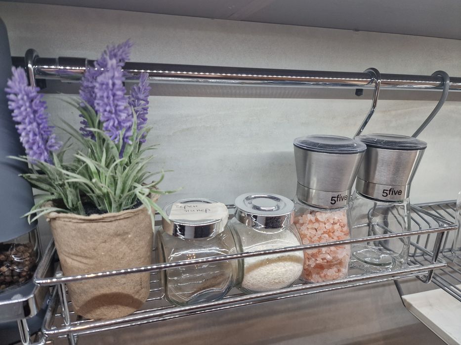 Поставки за подправки и кухненска хартия