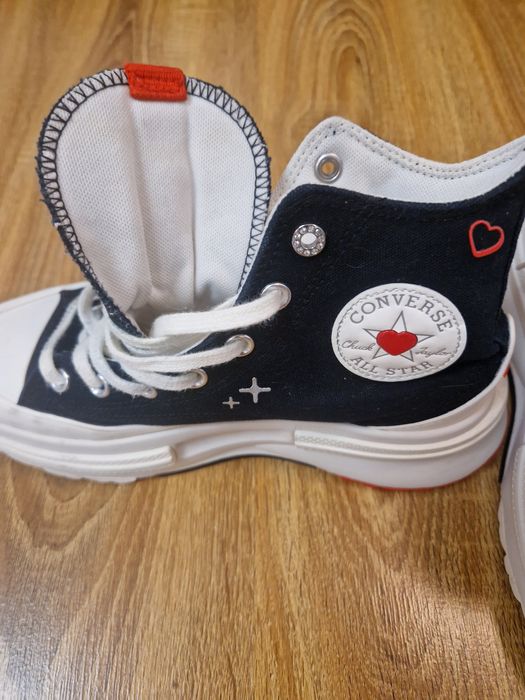 Vând teniși Converse