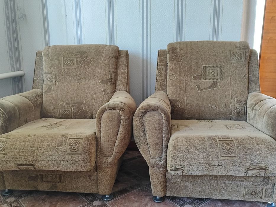 Продам диван и 2 кресла.