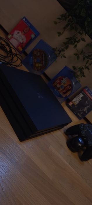 Vând PlayStation 4 Pro 1Tb două controlere