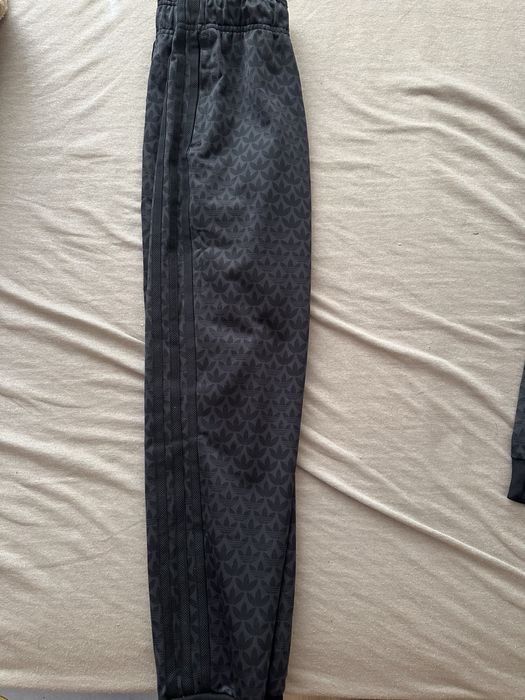 Анцунг Адидас + подарък тениска и яке