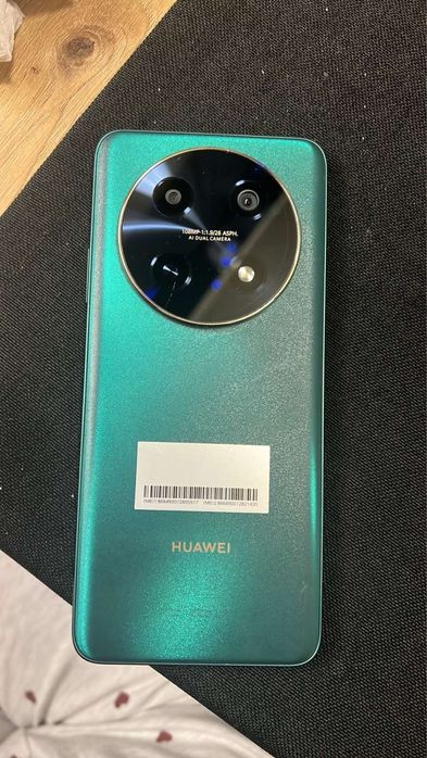 Това е Huawei nova 12i (в цвят Emerald Green / Изумрудено зелено).