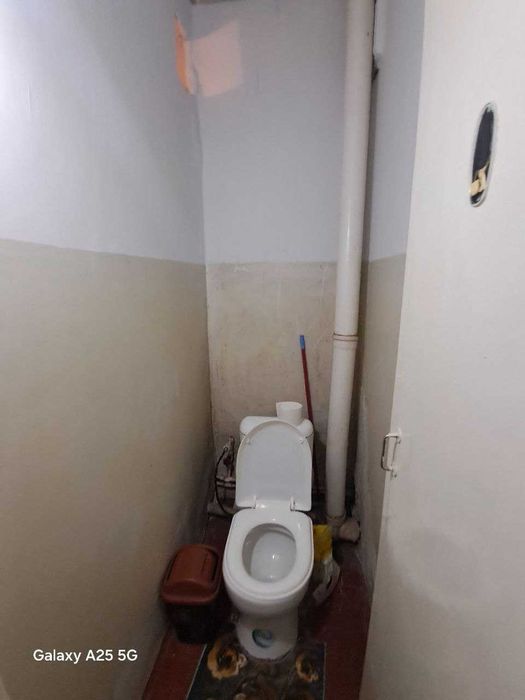 Mikrarayon 1/3 dan 4 etajli domni 3 etajida 2 xonali dom sotiladi.