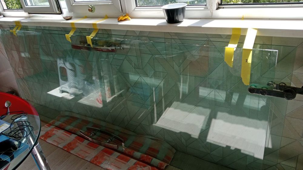 Двери стеклянные  с механизмом