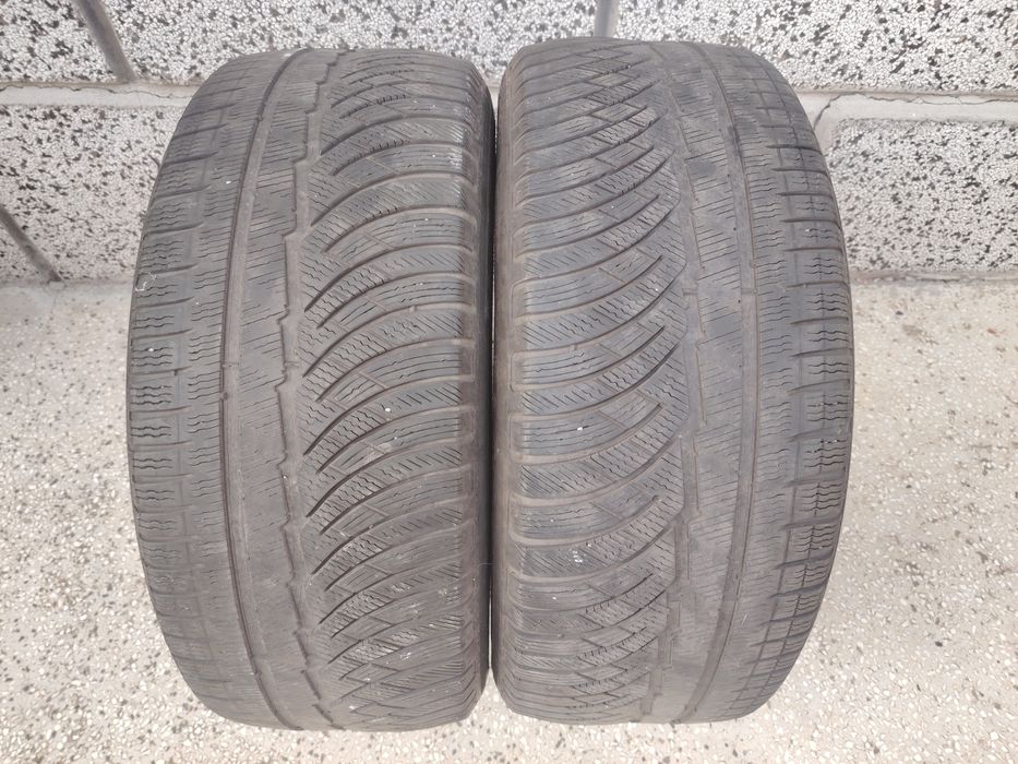 Продавам 2 броя зимни гуми Michelin с размери 245/55/17 за автомобил.
