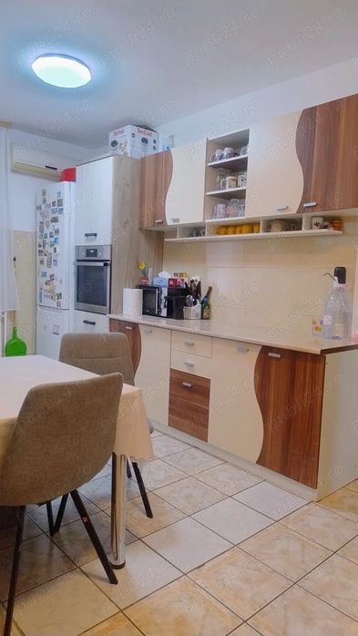 Vând apartament 3 camere Oradea