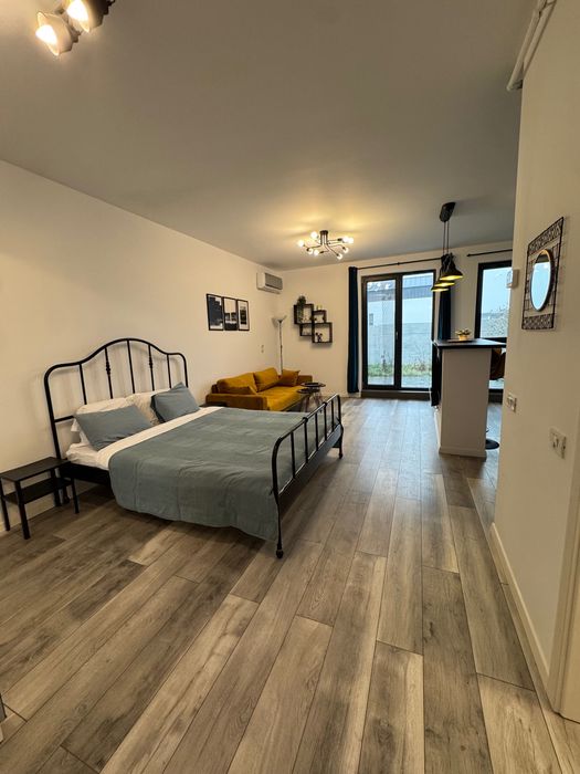 Garsoniera de închiriat, curte și loc de parcare Tunari