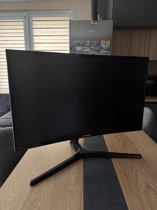 Извит SAMSUNG монитор