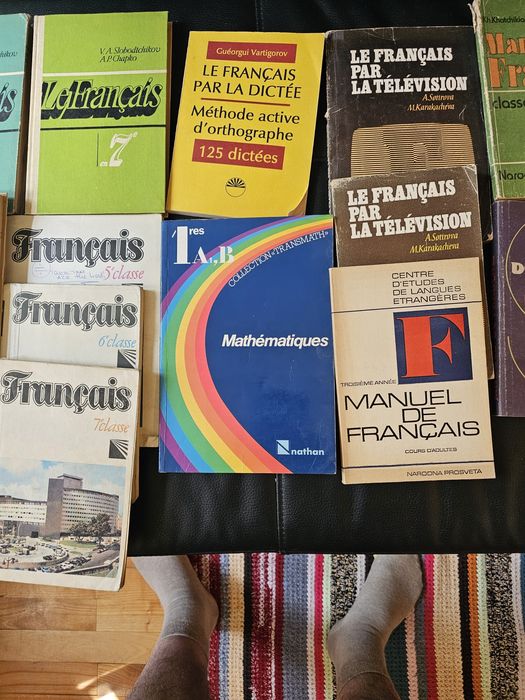 Продавам стари учебници по френски и английски
