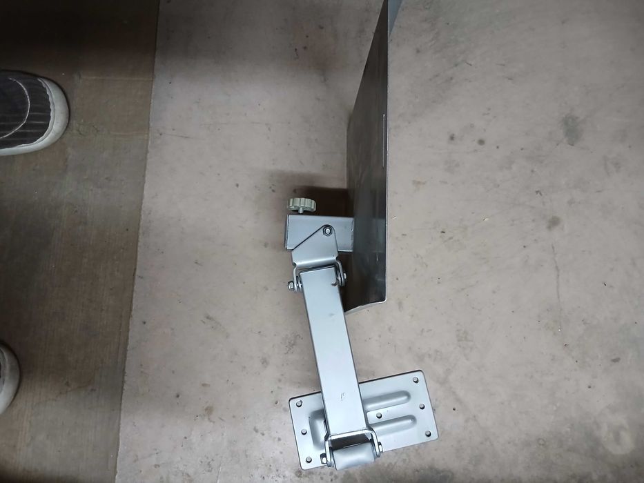 Плот с чупещо се рамо