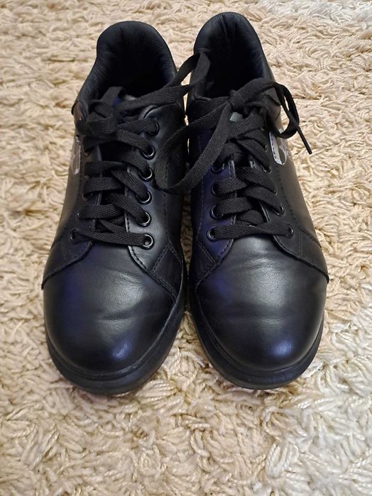 Черни спортни обувки