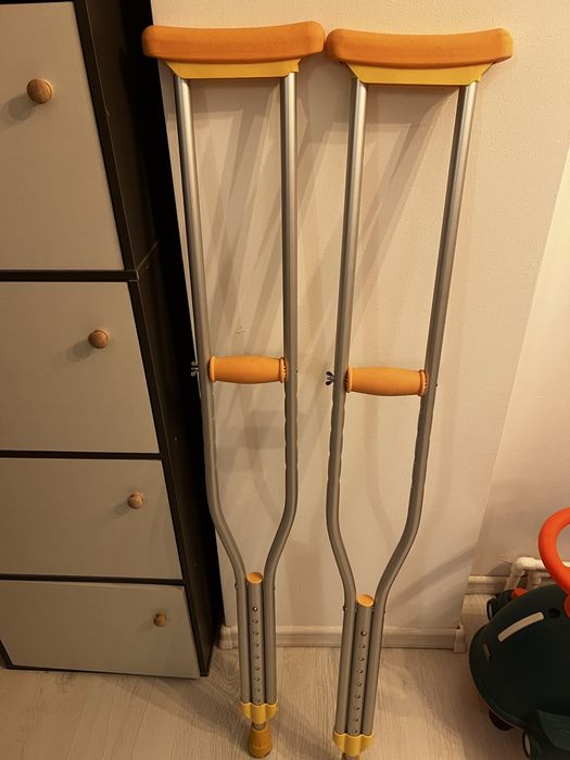 Vand carje medicale nefolosite